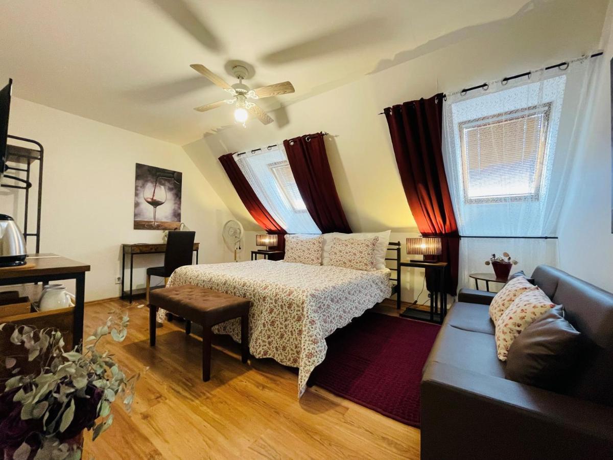 Hotel Marcincak*** Микулов Екстериор снимка